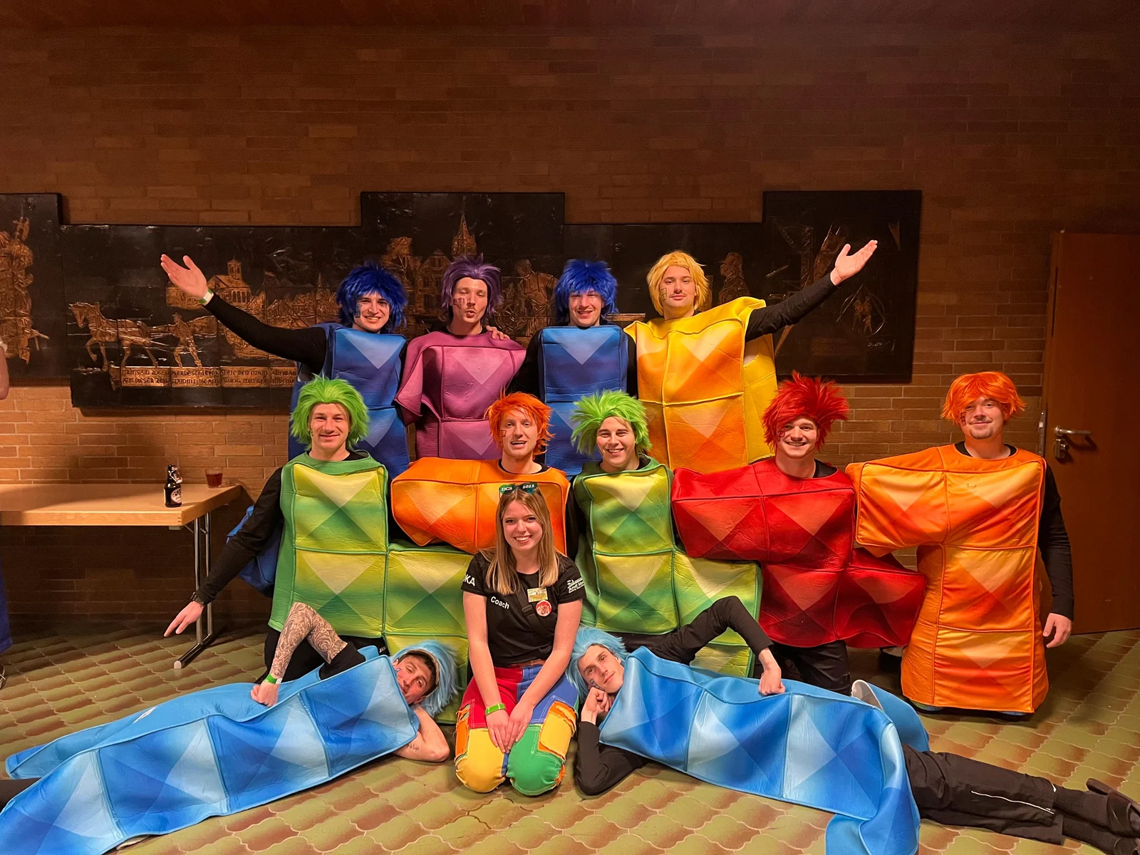 Die Baaschnicker als Gruppe in bunten Tetris-Kostümen.